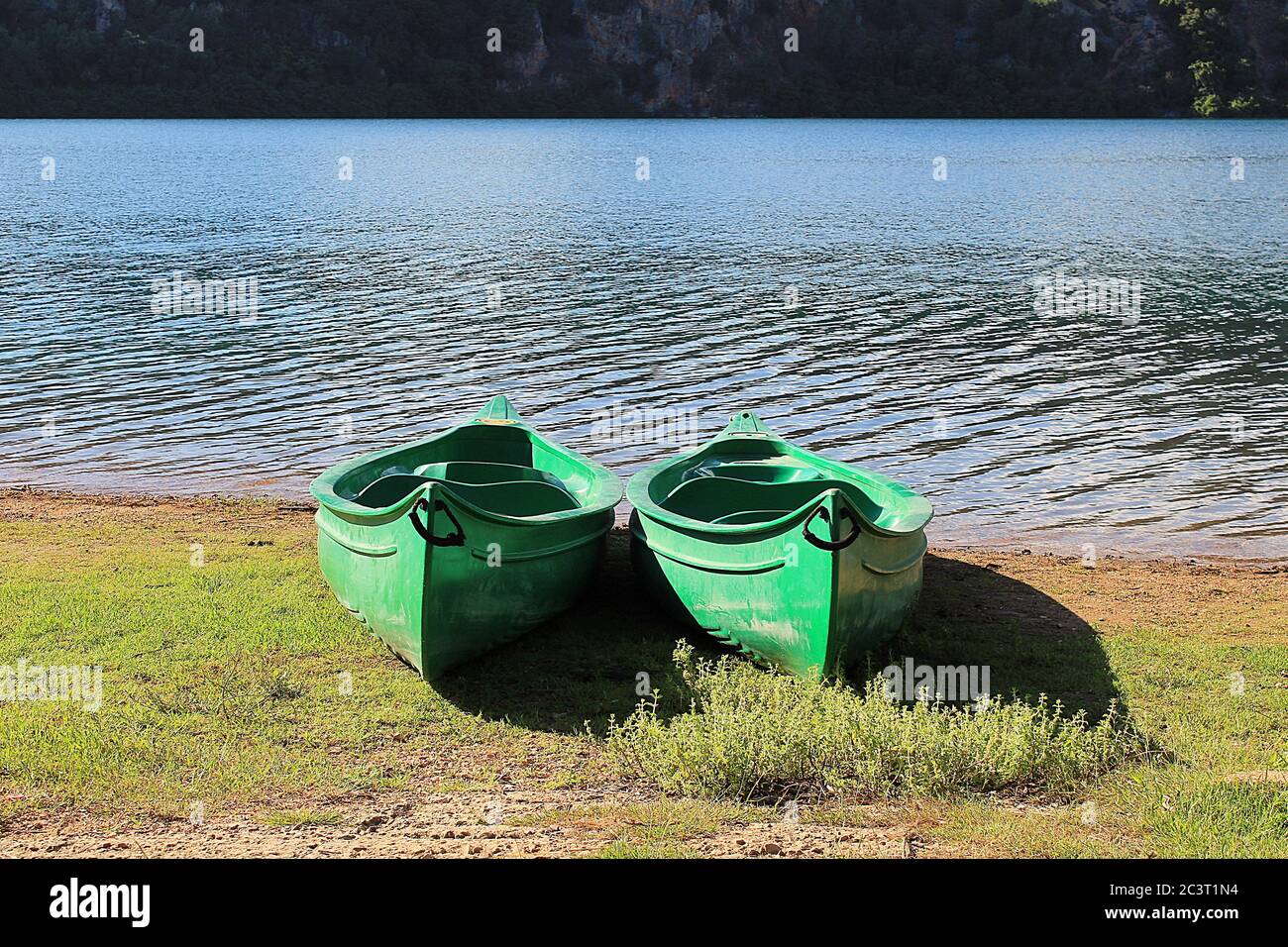 Zwei grüne Kanus am Ufer des Ziros Sees in Preveza, Griechenland Stockfoto