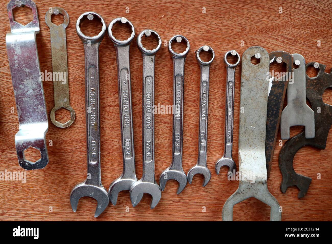 Reihe von Schraubenschlüsseln auf selbstgemachten Rack in einer Werkstatt Stockfoto