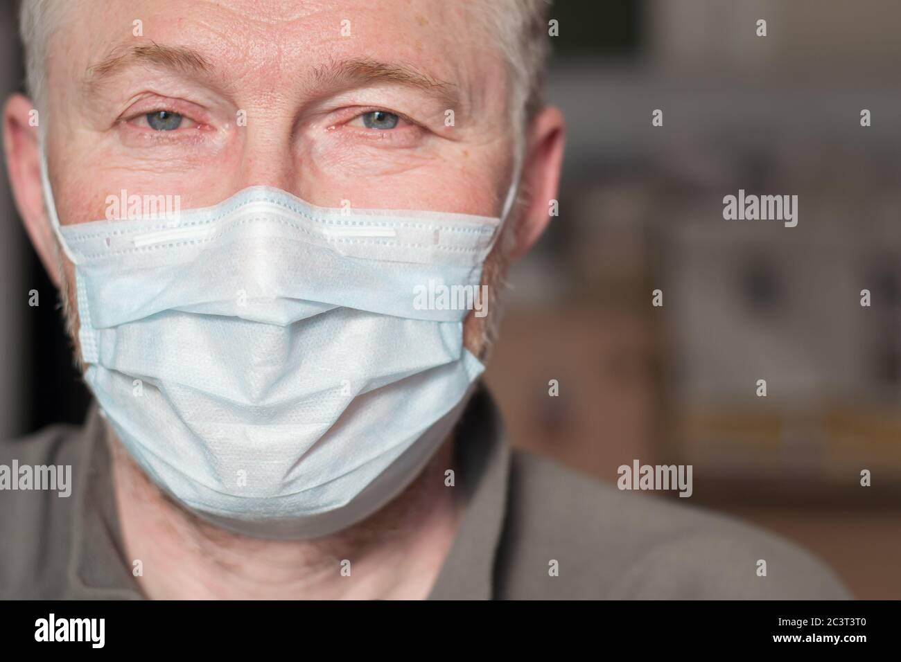 Porträt eines Mannes in einer medizinischen Maske. Das Konzept des Schutzes und der Prävention von Viren- und Infektionskrankheiten. Stockfoto