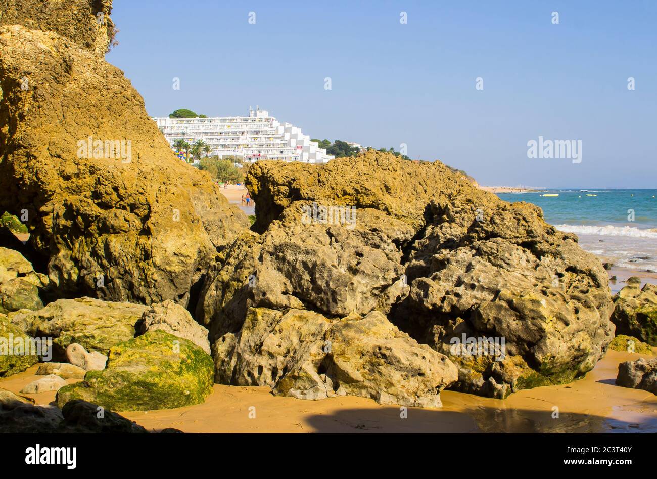 Eine einsame Bucht entlang des Strandes Oura Praia an der Algarve Portugal in der Nähe von Albuferia, die verwitterte Felsen und Winderosion zeigt. Der Strand Von Oura Praia Stockfoto