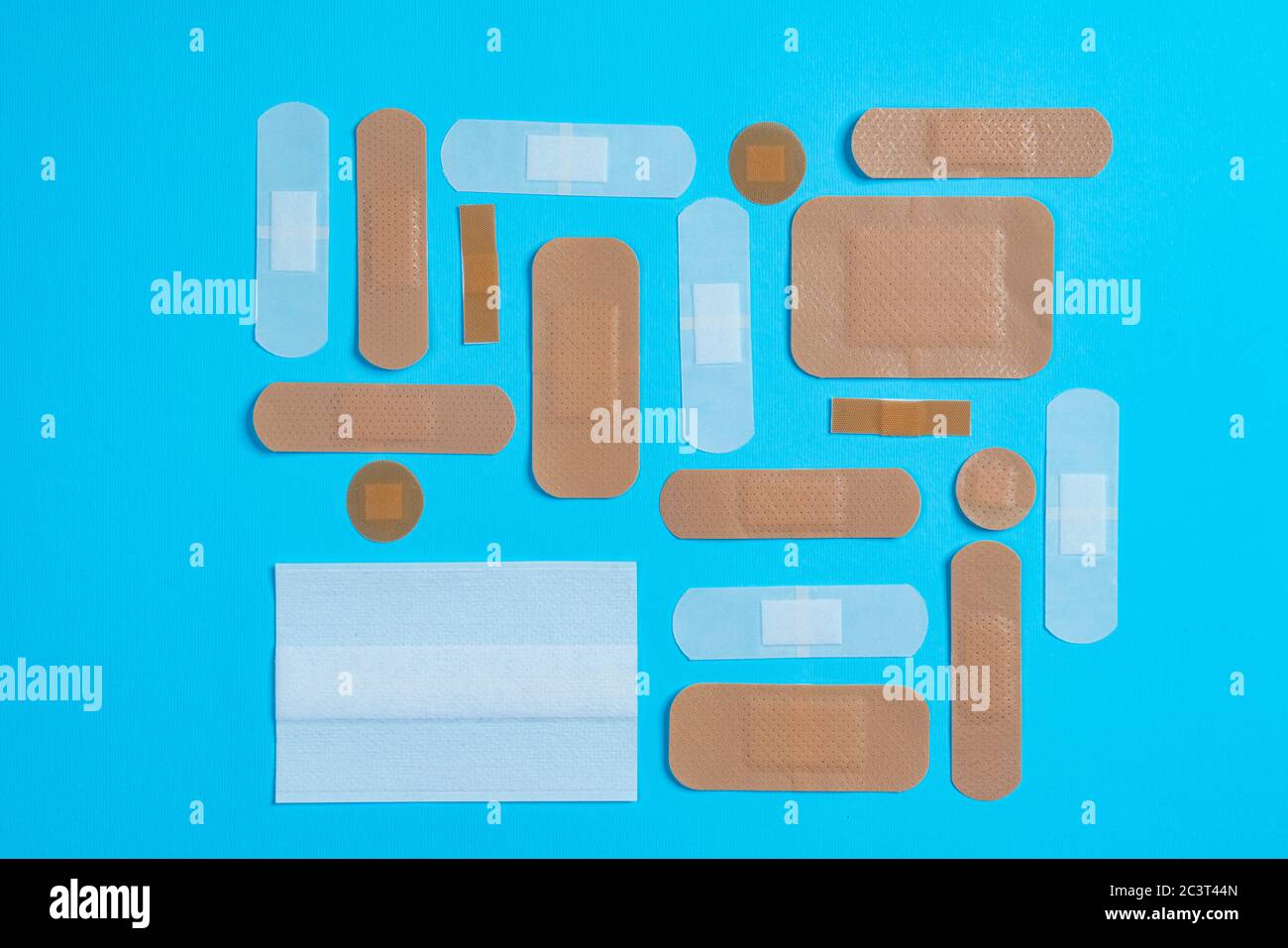 Einige Putze verschiedener Formen auf einer blauen Oberfläche Stockfoto