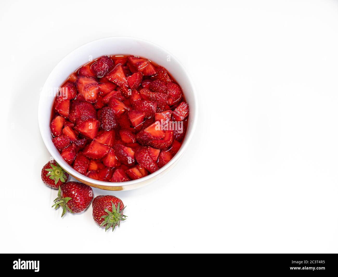 Erdbeeren in Stücken und gezuckert. Gartenerdbeere der Unterfamilie Rosoideae, Gattung Fragaria Stockfoto