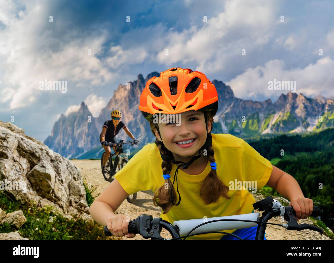 Radfahren Familie Reiten auf Rädern in der Dolomiten Berglandschaft. Paar Radfahren MTB Enduro Trail Track. Outdoor-Sport. Stockfoto