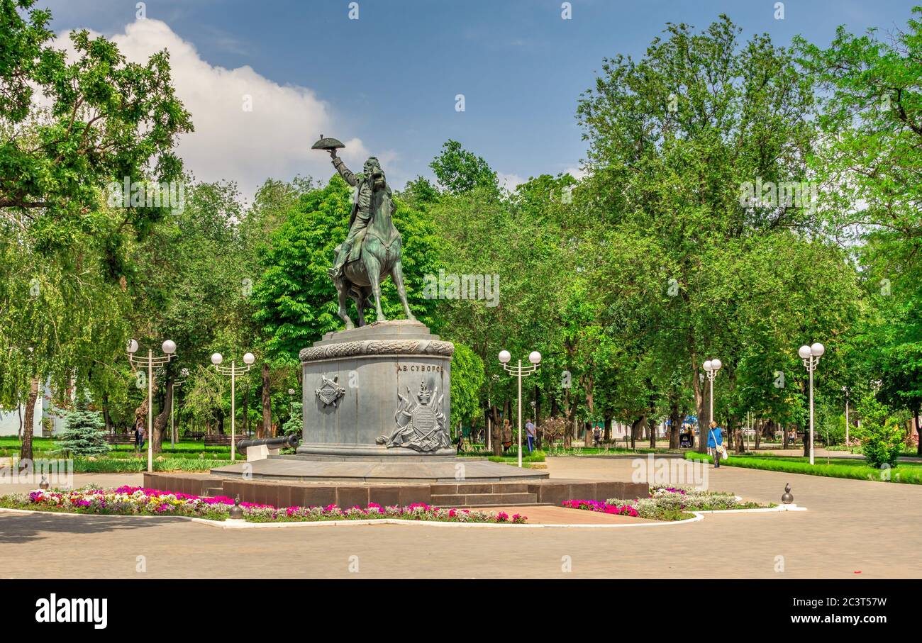 Izmail, Ukraine 06.07.2020. Das Denkmal Alexander Suworows, die Suworow-Allee, die Stadt Izmail in der Ukraine, auf den sonnigen Sommertag Stockfoto