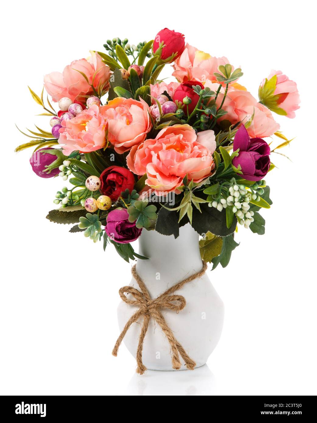 Großer Strauß von rosa Blumen und Grünpflanzen in weißer Vase. Isoliert. Stockfoto