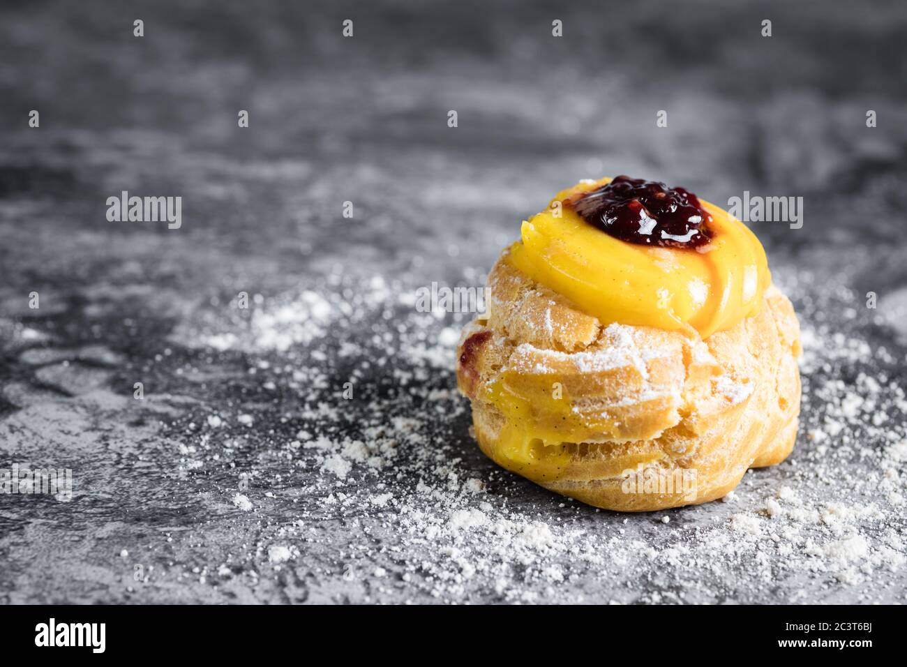 Hausgemachter Zeppole von Saint Joseph auf rustikalem Brett Stockfoto