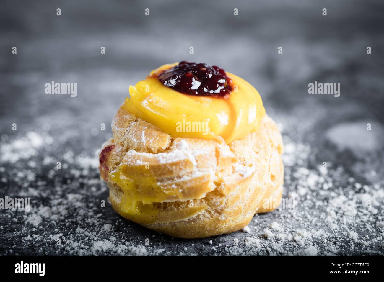Hausgemachter Zeppole von Saint Joseph auf rustikalem Brett Stockfoto