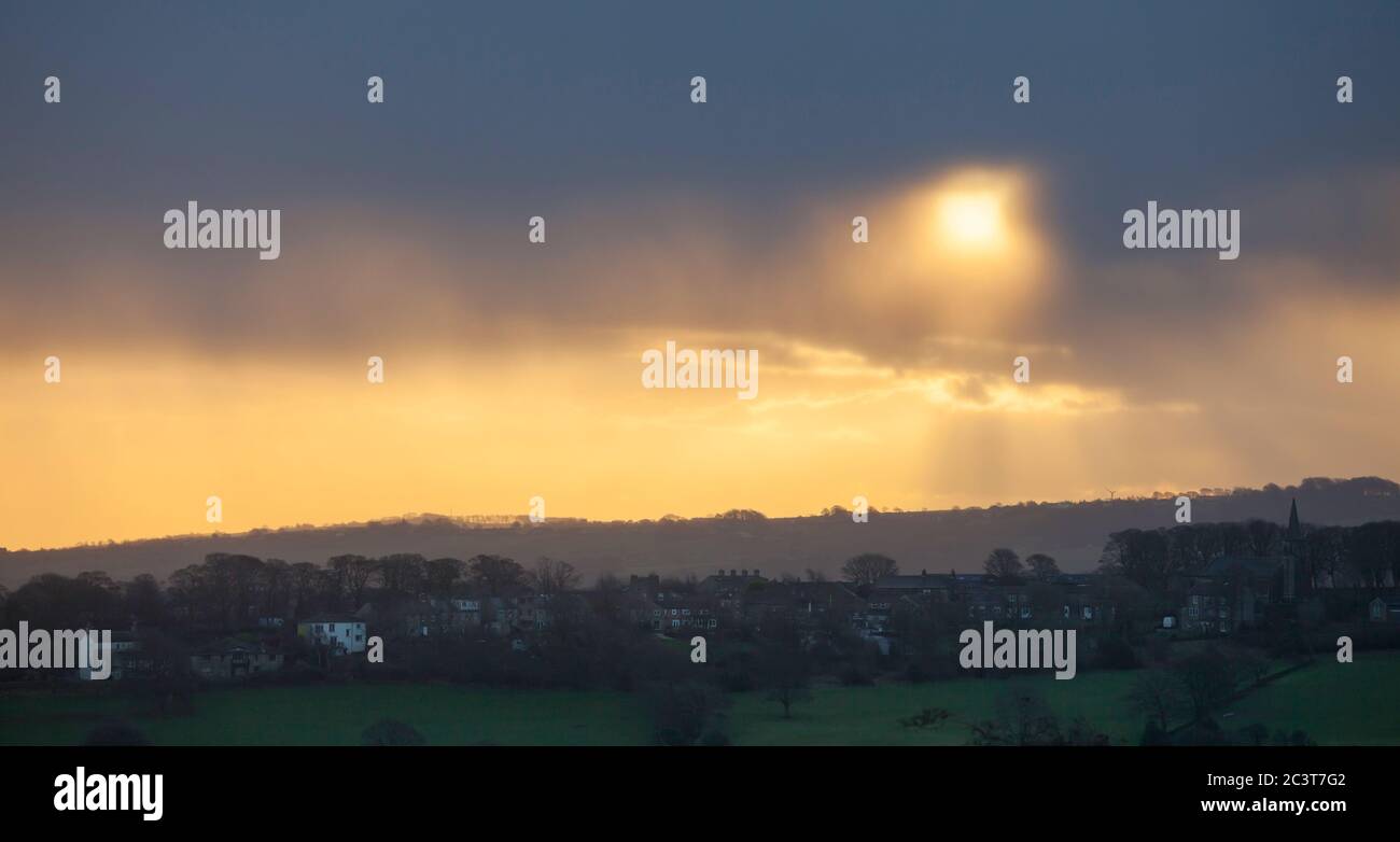 Die Sonne bricht durch schnell bewegte Sturmwolken über den Pennine Hills in West Yorkshire Stockfoto