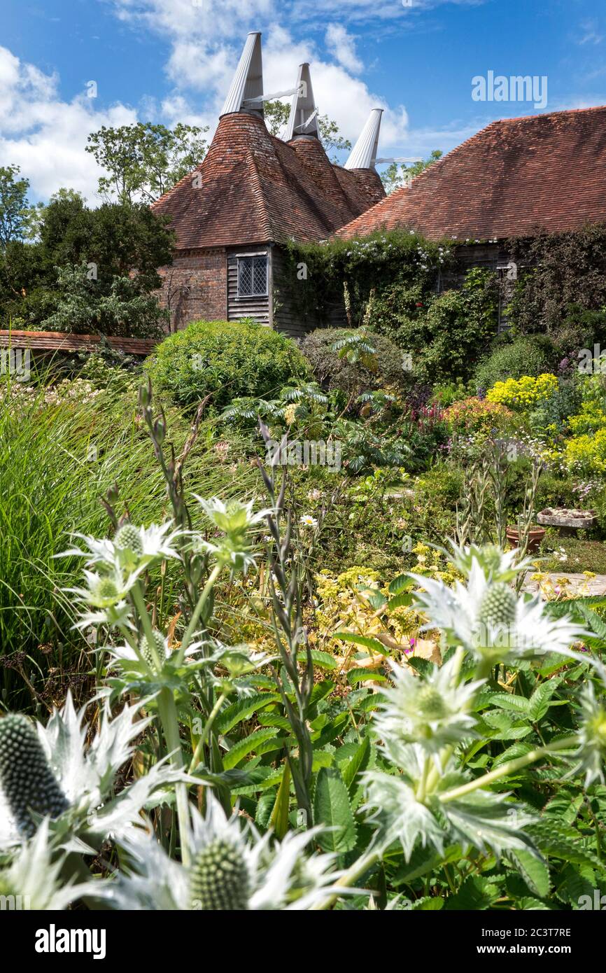 Blick über den versunkenen Garten zum Great Dixter Oast House. Northiam East Sussex Großbritannien Stockfoto