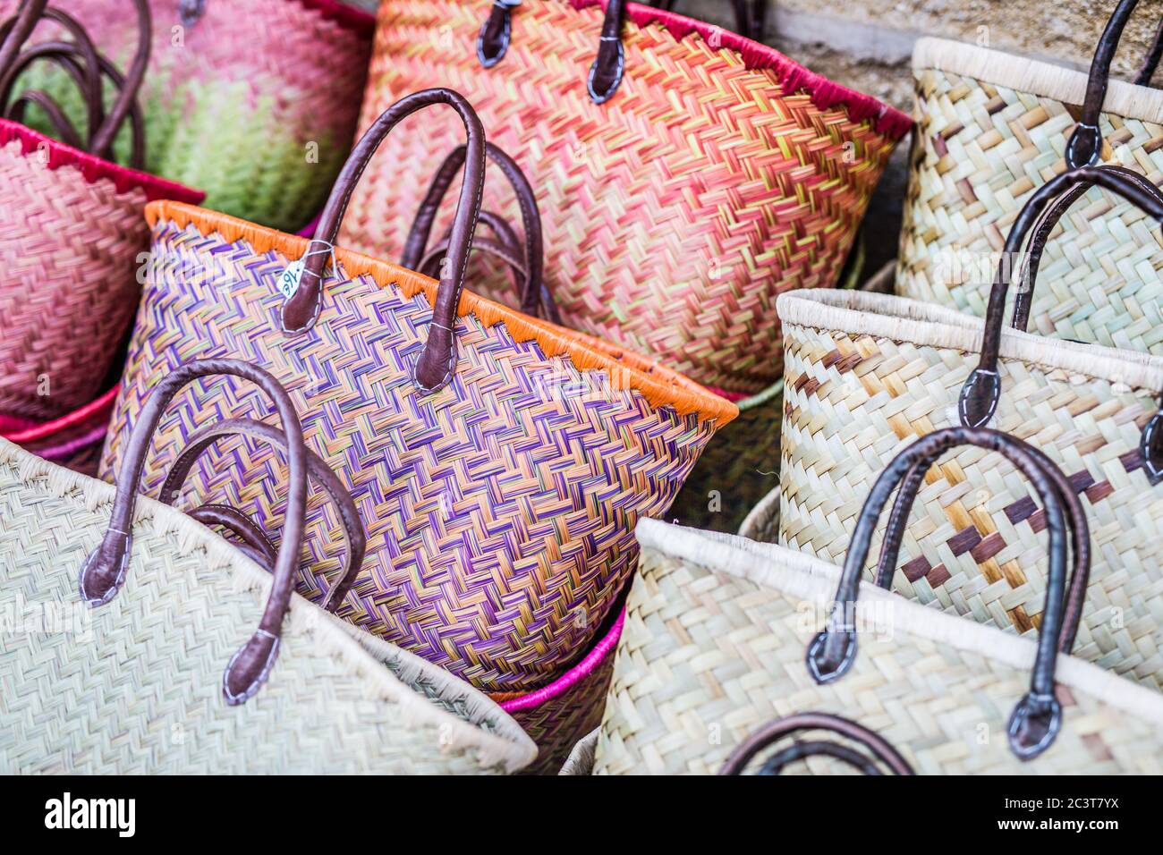 Große Gruppe von bunten handgemachten Einkaufstaschen aus Jute Handwerk Stockfoto