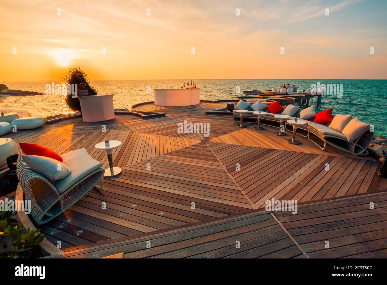 Chill Lounge Zone nahe dem ruhigen Meer in einem Luxushotel am Ufer des Indischen Ozeans. Blick auf den Sonnenuntergang in einem tropischen Resort Stockfoto