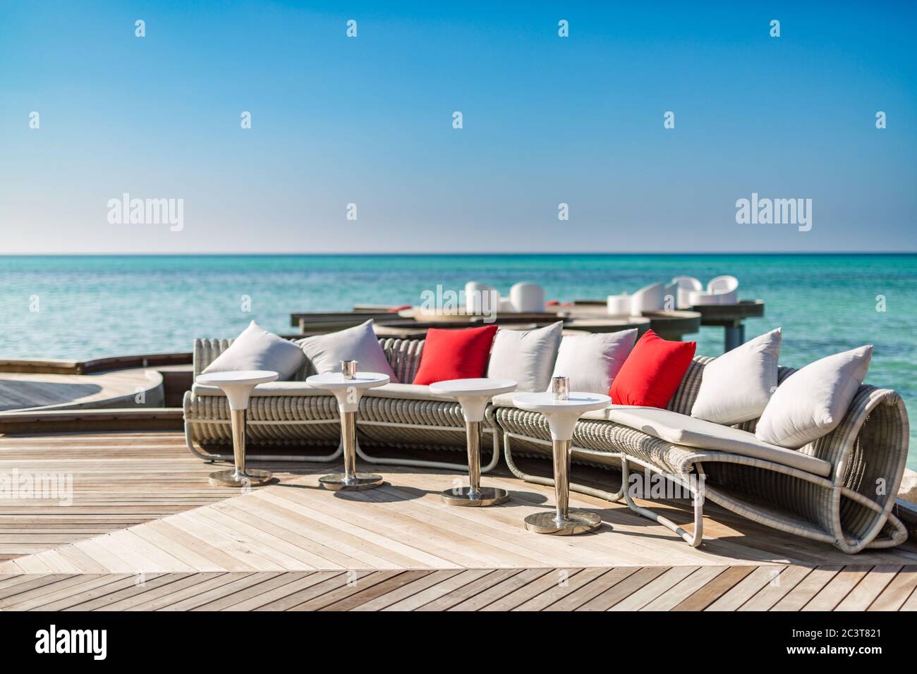 Sonnenliegen am Strand der Malediven. Chill Lounge Zone in der Nähe des Pools in einem Luxushotel am Ufer des Indischen Ozeans Stockfoto