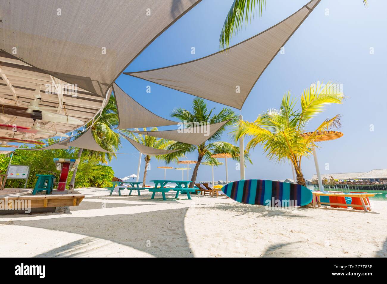 Luxus Beach Bar Resort auf tropischer Insel. Wunderschöne, entspannende Resortbar am Strand mit Palmen, weißem Sand und blauem Meer. Stockfoto