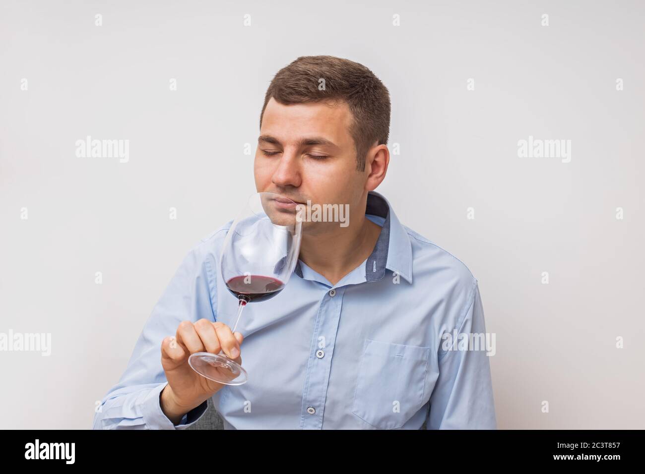 Silhouette des Mannes degusting Wein. Isoliert auf weiss Stockfoto