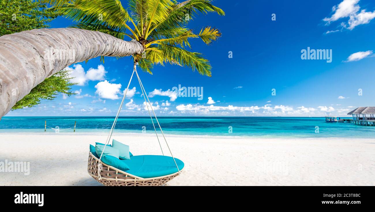 Tropischer Strand Hintergrund als Sommerlandschaft mit Strand Schaukel oder Hängematte weißen Sand ruhiges Meer für Strand Banner. Perfekter Strandurlaub Stockfoto