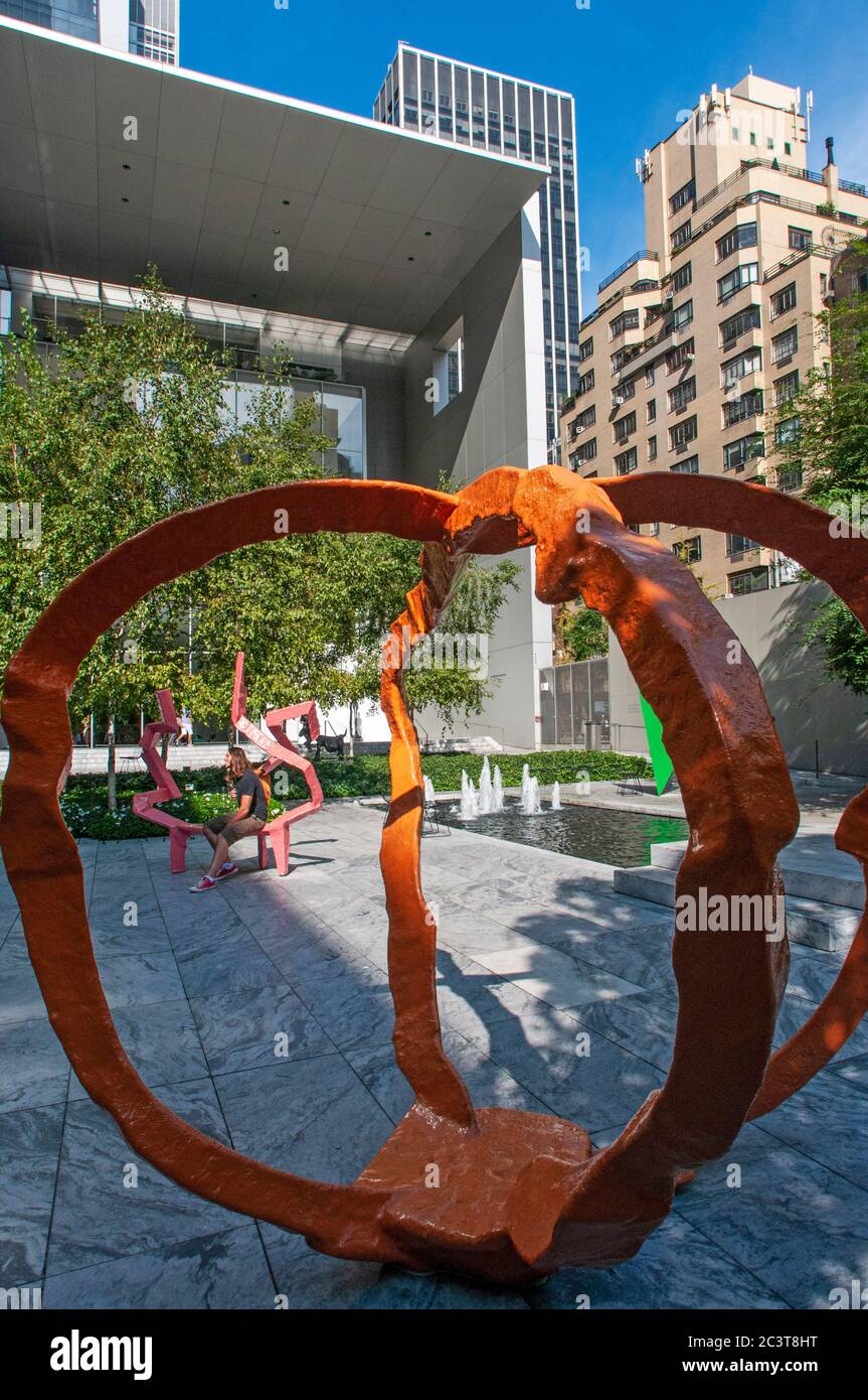 MOMA Garden. Installationsansicht der Ausstellung Skulptur in Farbe (18. Mai 2009–11. Januar 2010), mit drei 2006 Polyesterskulpturen von Fran Stockfoto