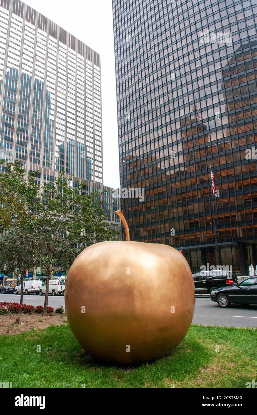 Lalanne und Sculpture Park (Avenue). Eine Darstellung von „Pomme de New York“ auf der Park Avenue. Die elegante, skurrile und manchmal eindringliche Bronzeskulptur Stockfoto