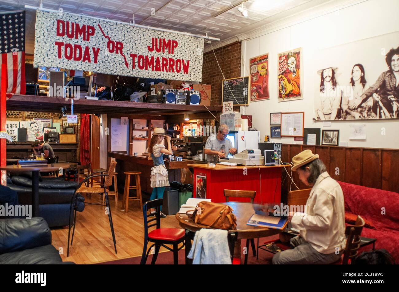 Das Yippie Museum Cafe im East Village. 9 Bleecker Street, New York, USA. Ist einer der einzigartigsten Orte für Kaffee. Ein Raum voller Geschichte, boo Stockfoto