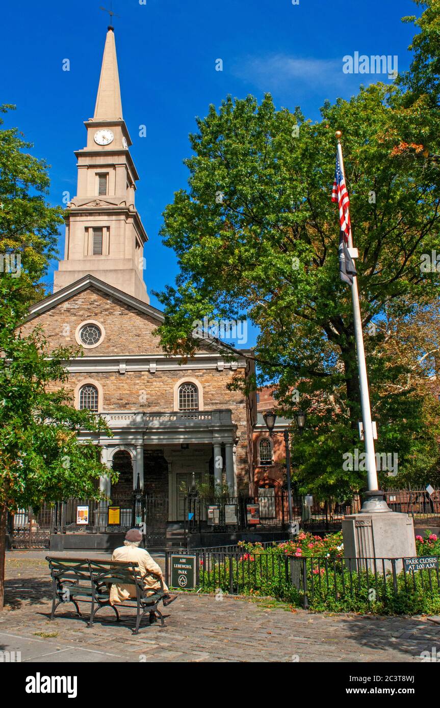 Kirche des heiligen Markus in der Bowery im East Village. East 10th St. Diese schöne Kirche aus dem Jahr 1799 ist eine der ältesten der Stadt. Hier lüge ich Stockfoto