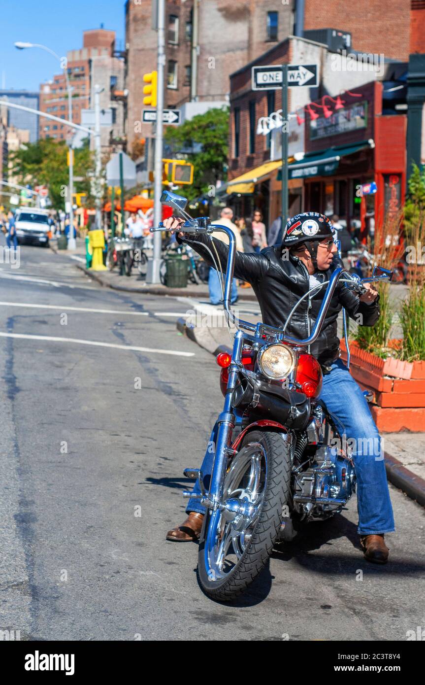 Ein Motorradfahrer in der Nähe von Greenwich Village. Es war die Heimat der Beat Generation der 50er Jahre, der Hippies in den 60er Jahren und der Punks in den 70er Jahren Stockfoto