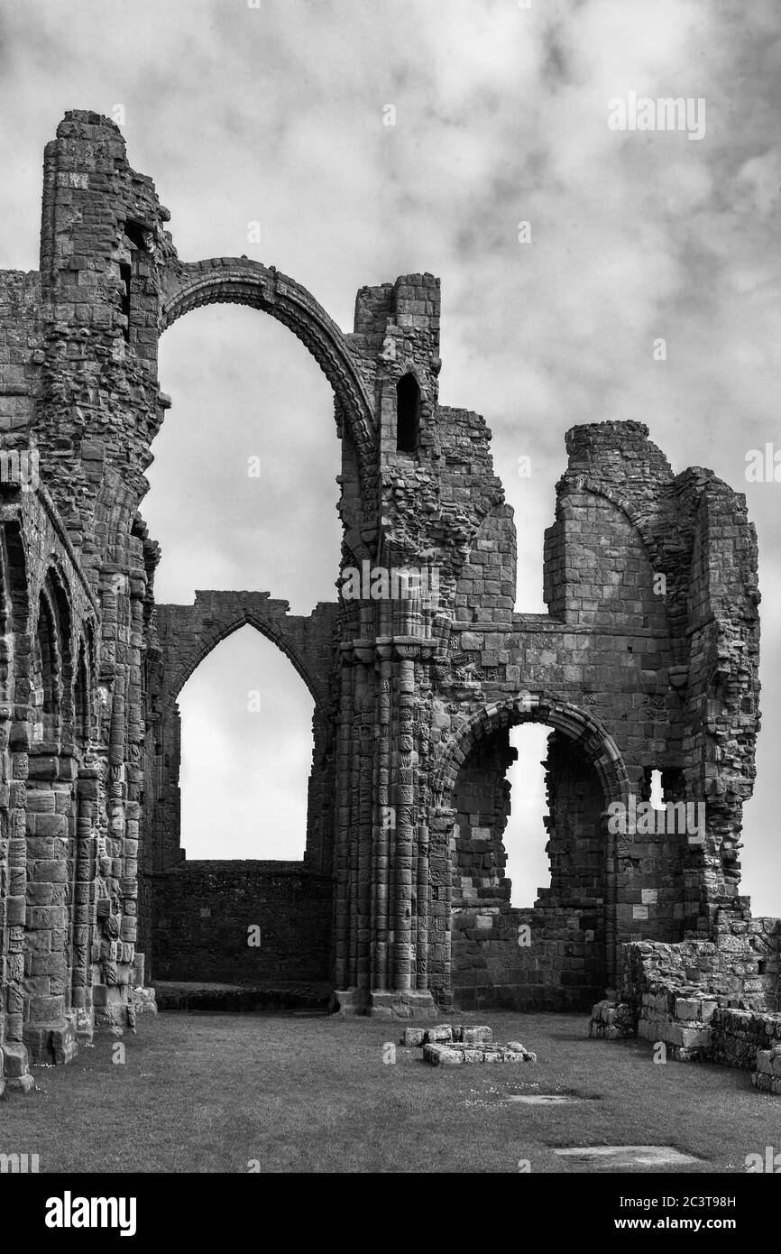 Die stimmungsvollen Ruinen von Lindisfarne Priory, Holy Island, Northumberland, England, Großbritannien. Schwarz-Weiß-Version Stockfoto