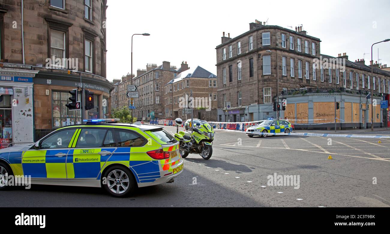 Am frühen Morgen kreuzen Sie in der South Clerk Street die Kreuzung mit der East und West Preston Street, Edinburgh, Schottland, Großbritannien. 22. Juni 2020. Mehrere Polizisten und Fahrzeuge in Anwesenheit für das, was scheint, um eine schwere Straßenverkehrsunfall sein. Es wird berichtet, dass ein 24-jähriger Radfahrer am Tatort behandelt wurde, bevor er in die Edinburgh Royal Infirmary gebracht wurde. Im Bild: Ein beschädigtes BMW Performance Model Fahrzeug parkte weiter etwa 200 Meter südlich der Kreuzung. NICHT BESTÄTIGT, OB DIESES FAHRZEUG AN DIESER KOLLISION BETEILIGT WAR. Stockfoto
