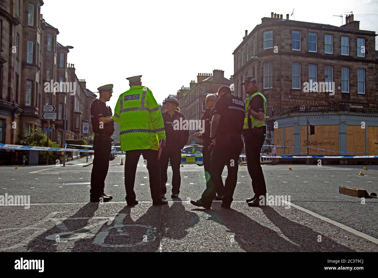 Am frühen Morgen kreuzen Sie in der South Clerk Street die Kreuzung mit der East und West Preston Street, Edinburgh, Schottland, Großbritannien. 22. Juni 2020. Mehrere Polizisten und Fahrzeuge in Anwesenheit für das, was scheint, um eine schwere Straßenverkehrsunfall sein. Es wird berichtet, dass ein 24-jähriger Radfahrer am Tatort behandelt wurde, bevor er in die Edinburgh Royal Infirmary gebracht wurde. Im Bild: Ein beschädigtes BMW Performance Model Fahrzeug parkte weiter etwa 200 Meter südlich der Kreuzung. NICHT BESTÄTIGT, OB DIESES FAHRZEUG AN DIESER KOLLISION BETEILIGT WAR. Stockfoto