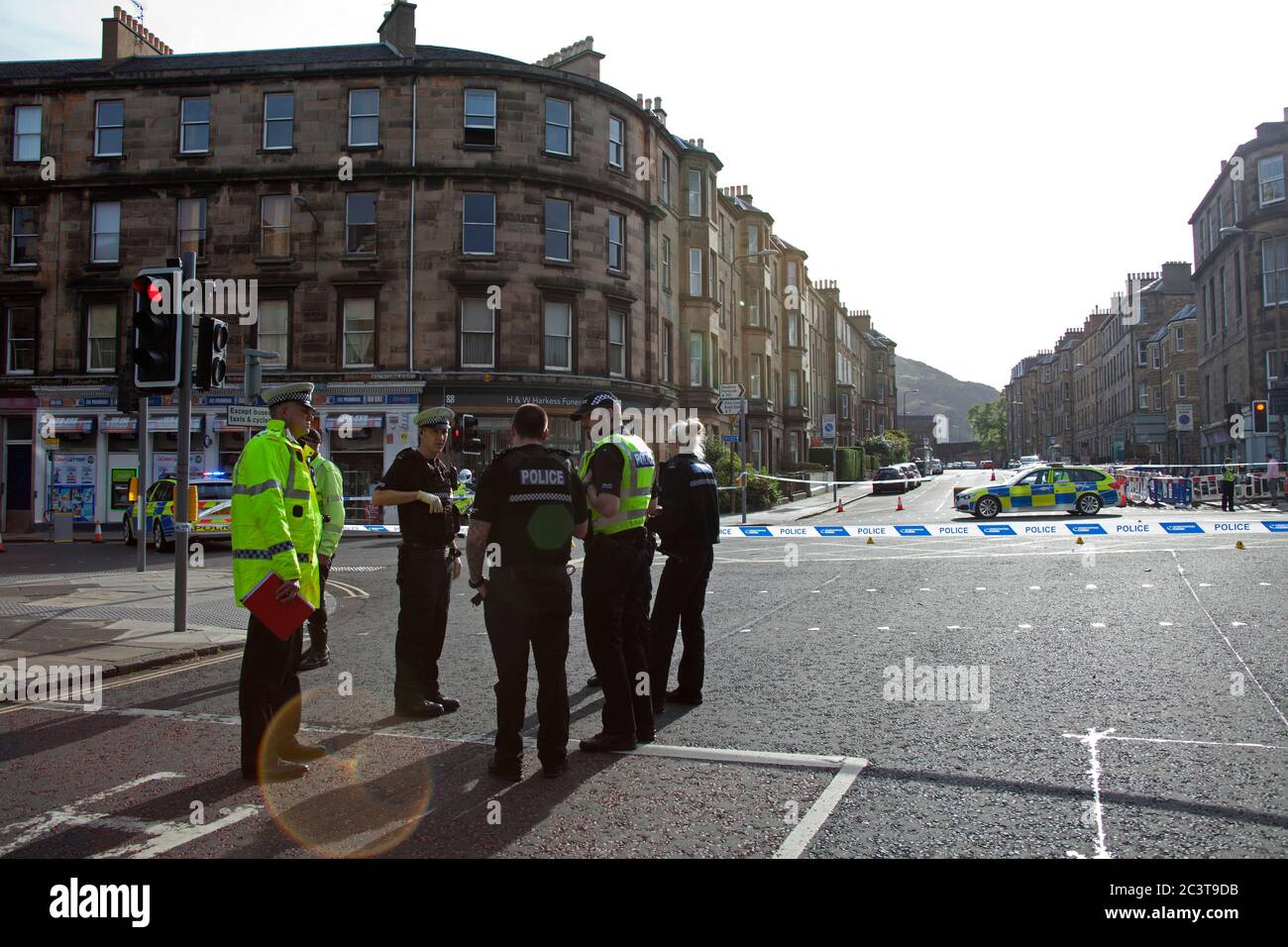 Am frühen Morgen kreuzen Sie in der South Clerk Street die Kreuzung mit der East und West Preston Street, Edinburgh, Schottland, Großbritannien. 22. Juni 2020. Mehrere Polizisten und Fahrzeuge in Anwesenheit für das, was scheint, um eine schwere Straßenverkehrsunfall sein. Es wird berichtet, dass ein 24-jähriger Radfahrer am Tatort behandelt wurde, bevor er in die Edinburgh Royal Infirmary gebracht wurde. Im Bild: Ein beschädigtes BMW Performance Model Fahrzeug parkte weiter etwa 200 Meter südlich der Kreuzung. NICHT BESTÄTIGT, OB DIESES FAHRZEUG AN DIESER KOLLISION BETEILIGT WAR. Stockfoto