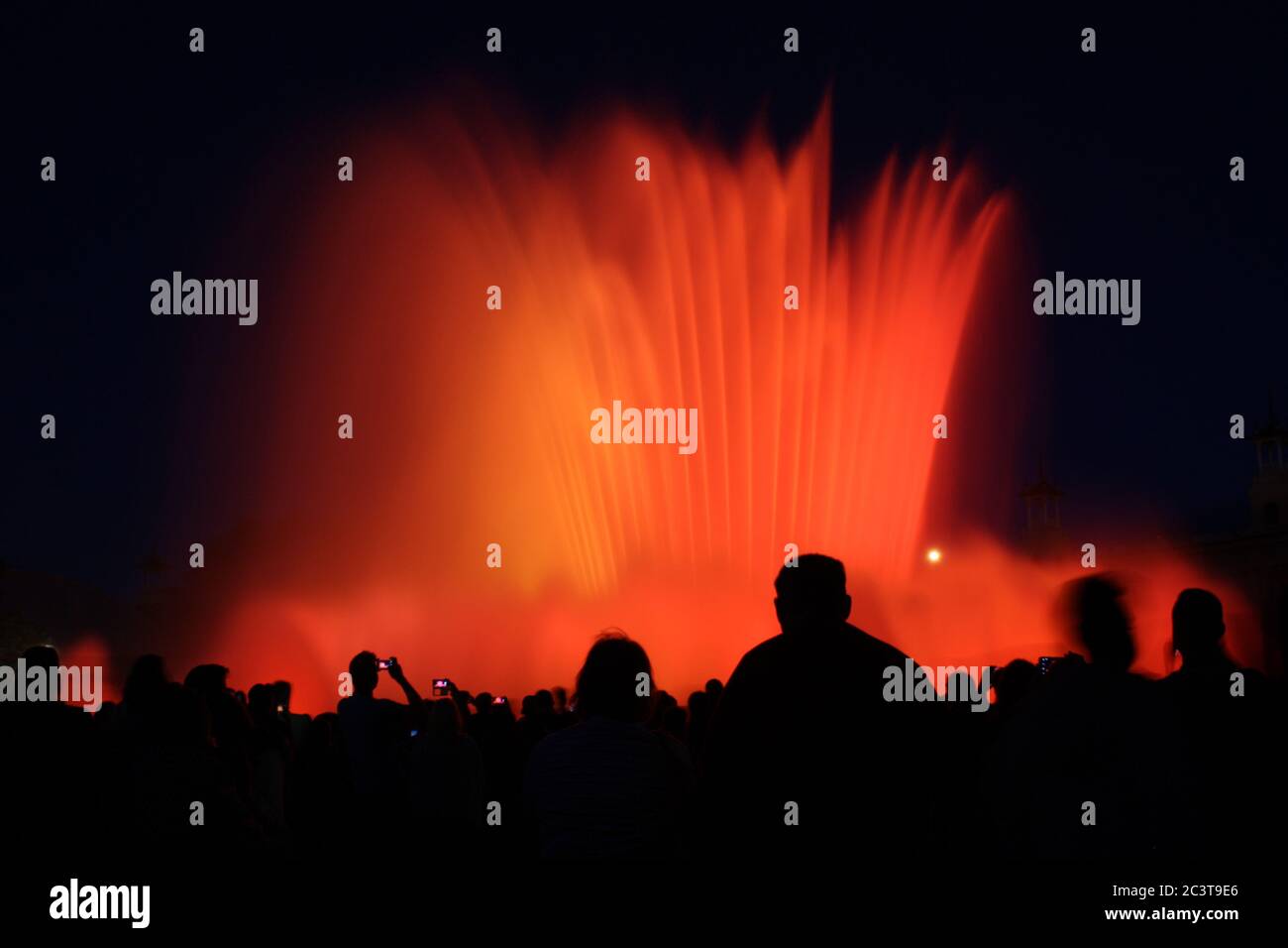 Montjuic, Barcelona, Spanien in 12/05/2017. Foto der farbigen Wasserbrunnen während der Nachtshow in der Nähe der Plaza España. Stockfoto