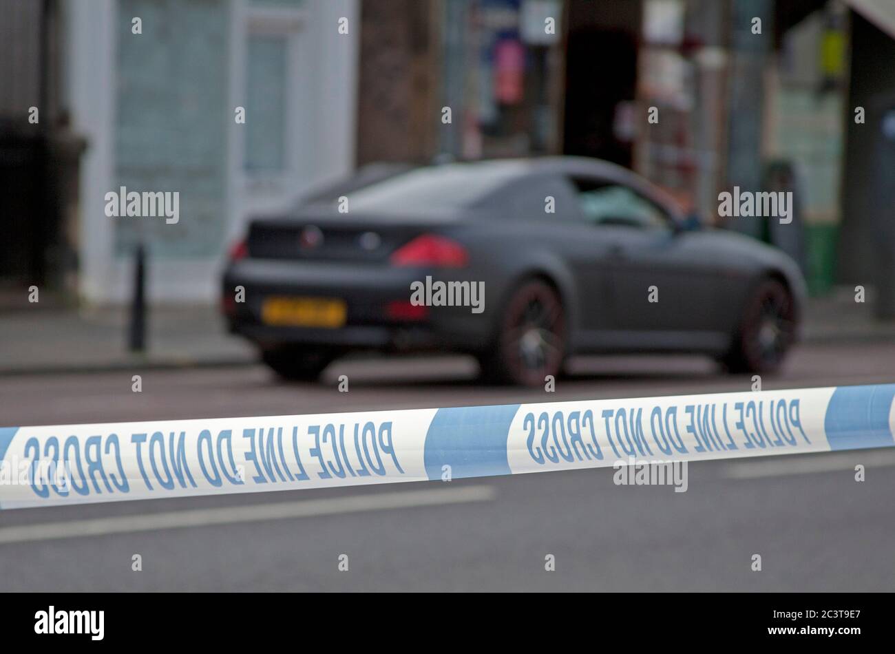 Am frühen Morgen kreuzen Sie in der South Clerk Street die Kreuzung mit der East und West Preston Street, Edinburgh, Schottland, Großbritannien. 22. Juni 2020. Mehrere Polizisten und Fahrzeuge in Anwesenheit für das, was scheint, um eine schwere Straßenverkehrsunfall sein. Es wird berichtet, dass ein 24-jähriger Radfahrer am Tatort behandelt wurde, bevor er in die Edinburgh Royal Infirmary gebracht wurde. Im Bild: Ein beschädigtes BMW Performance Model Fahrzeug parkte weiter etwa 200 Meter südlich der Kreuzung. NICHT BESTÄTIGT, OB DIESES FAHRZEUG AN DIESER KOLLISION BETEILIGT WAR. Stockfoto