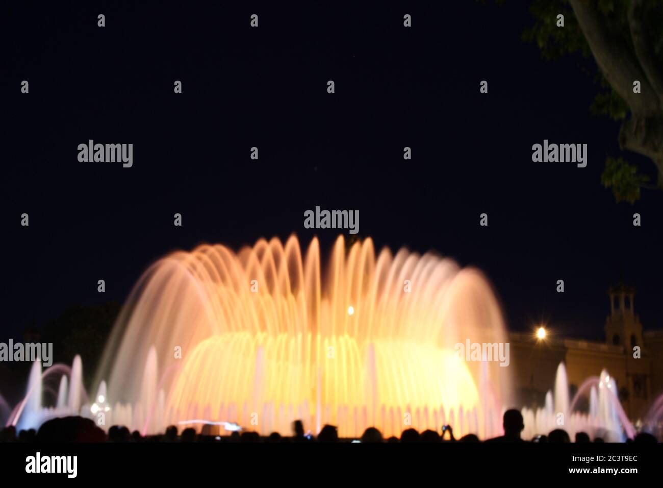 Montjuic, Barcelona, Spanien in 12/05/2017. Foto der farbigen Wasserbrunnen während der Nachtshow in der Nähe der Plaza España. Stockfoto