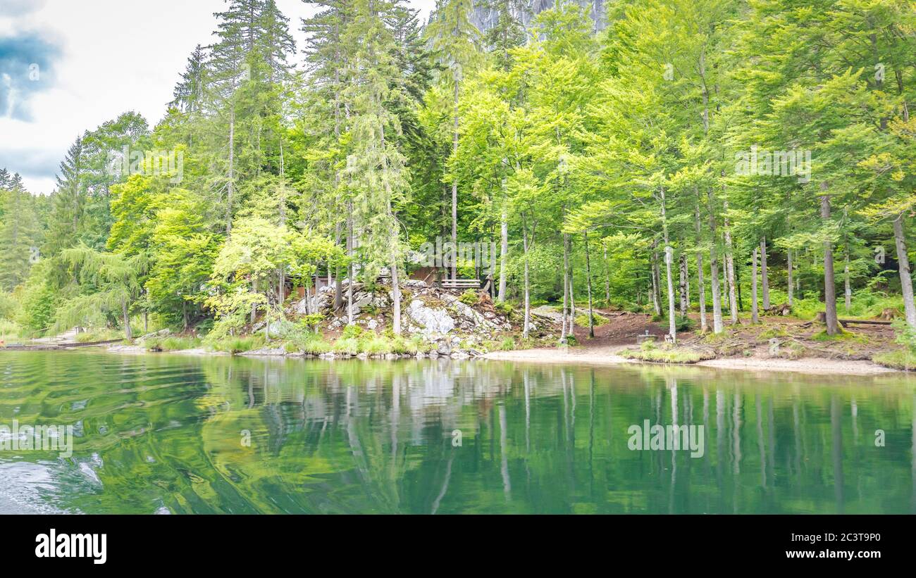 Ruhige Bergsee mit schöner Aussicht Reflexion von Pinienwald im See. Friedliches Panoramafenster, Naturlandschaft im Freien Stockfoto
