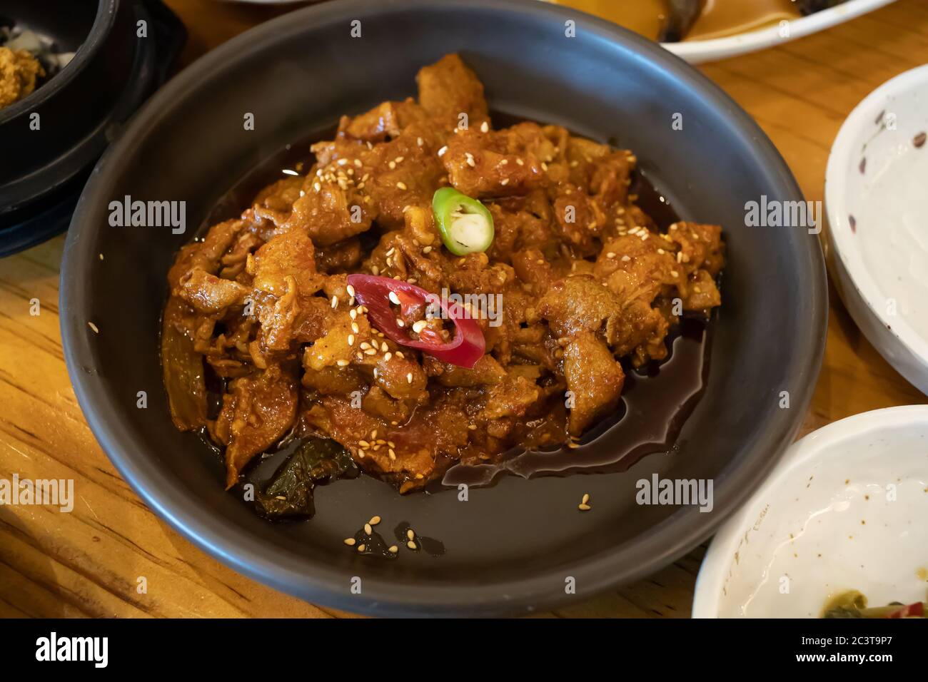 Koreanischer Name Dwaeji-bulgogi. Geschmortes würziges Schweinefleisch. Stockfoto