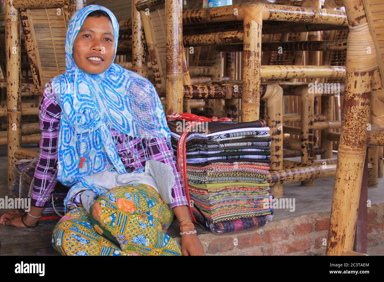 Sasak Frau aus dem Dorf verkauft Batik in Lombok. Kuta Lombok ist ein exotisches Paradies auf der indonesischen Insel, mit schönen weißen Sandstränden und cr Stockfoto