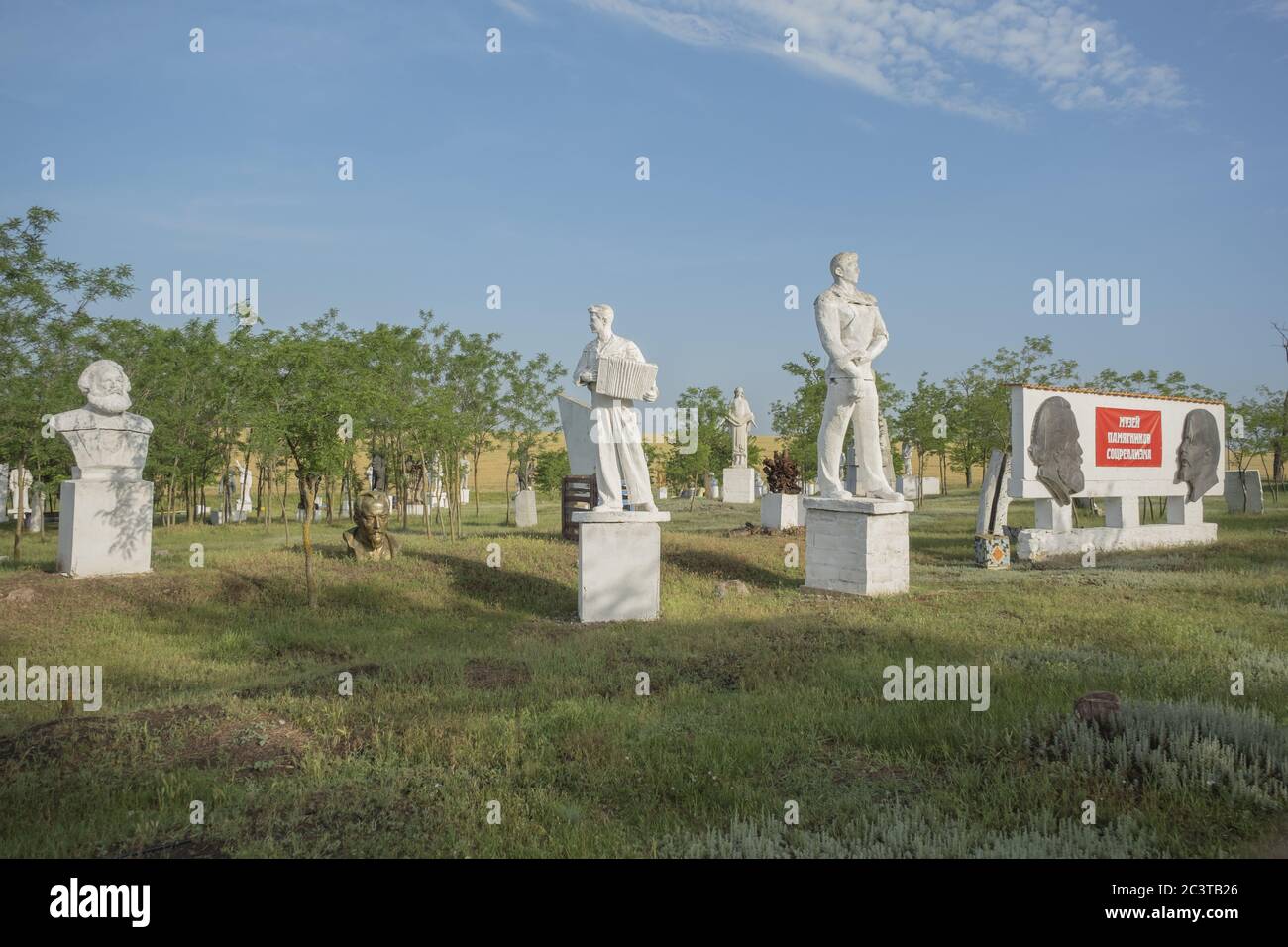 Dekommunisierung in der Ukraine werden die in verschiedenen Städten des Landes zerstörten Denkmäler im Museum des Sozialistischen Realismus gesammelt. Stockfoto