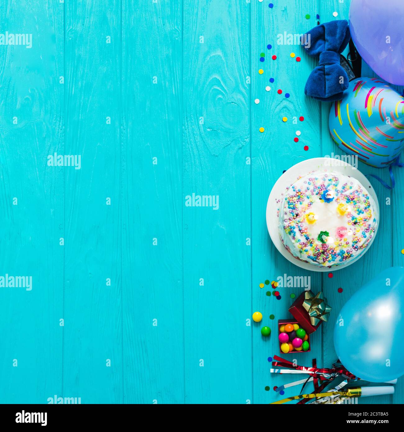 Alles gute zum Geburtstag Hintergrund, Kuchen, Getränke und rosa festliche Dekoration auf türkisblau Shabby chic Holzhintergrund. Geburtstagsgruß Karte, t Stockfoto