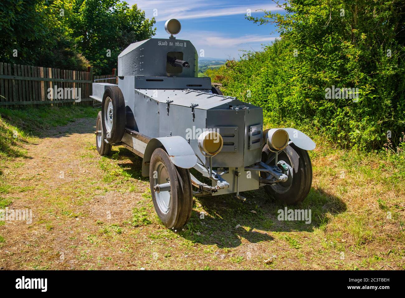 Irland, Grafschaft Cork, Clonakilty, das Michael Collins Centre Museum in Castleview außerhalb von Clonakilty, Nachbildung des von Collins am Tag seiner Ermordung verwendeten Panzerwagens Sliabh na mBan. Stockfoto