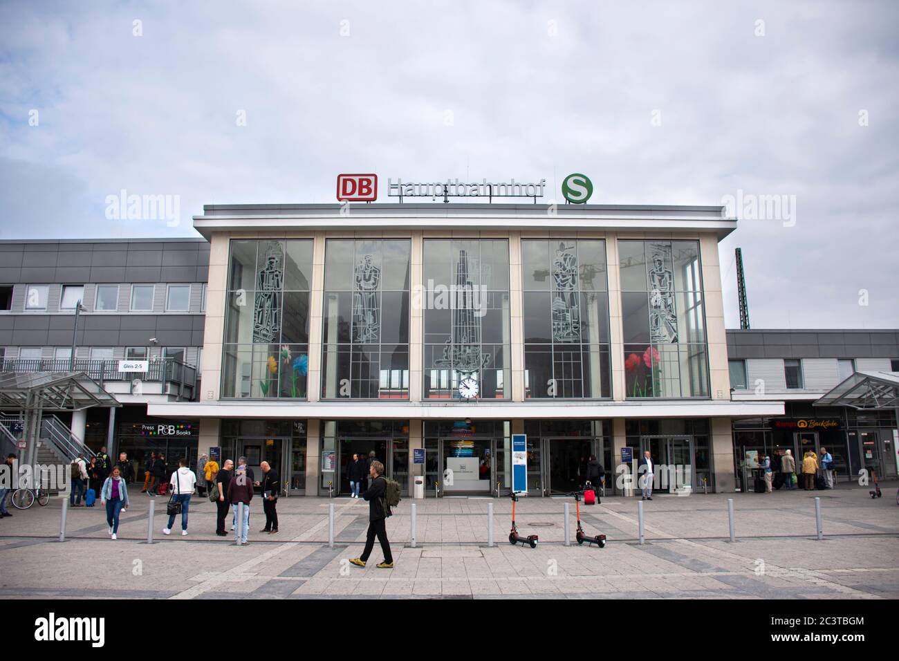 Landschaft Stadtbild und Deutsche und ausländische Reisende zu Fuß Arbeits- und Reise-Besuch vor dem Dortmunder Hauptbahnhof am 12. September 2 Stockfoto