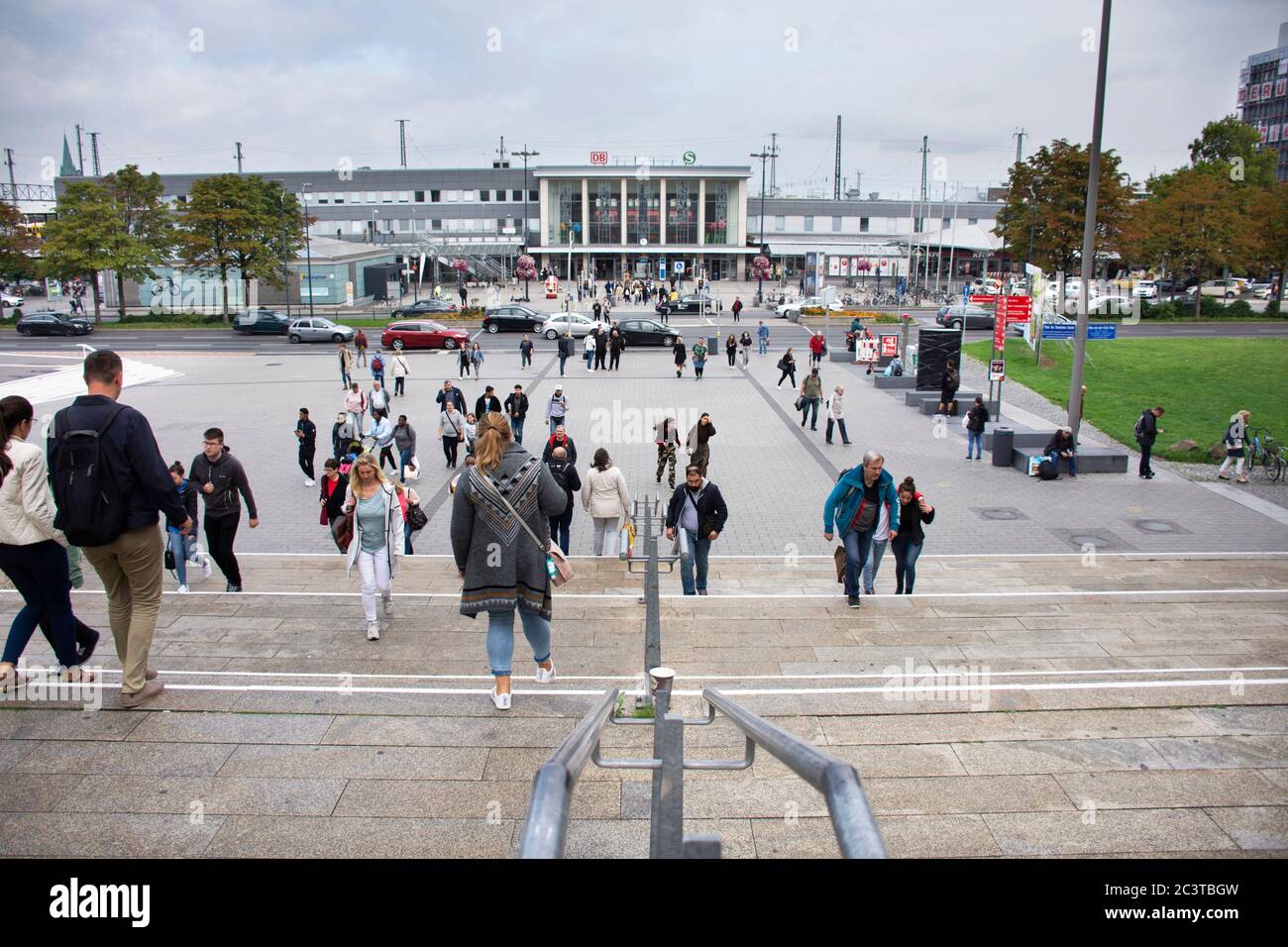 Landschaft Stadtbild und Deutsche und ausländische Reisende zu Fuß Arbeits- und Reise-Besuch vor dem Dortmunder Hauptbahnhof am 12. September 2 Stockfoto