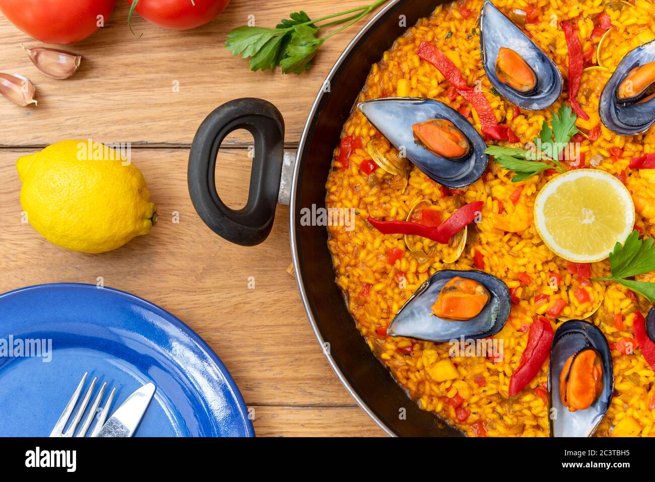 Spanische Paella auf Pfanne auf Holzboden Stockfoto