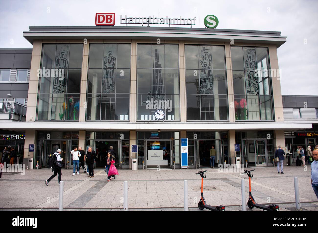 Landschaft Stadtbild und Deutsche und ausländische Reisende zu Fuß Arbeits- und Reise-Besuch vor dem Dortmunder Hauptbahnhof am 12. September 2 Stockfoto