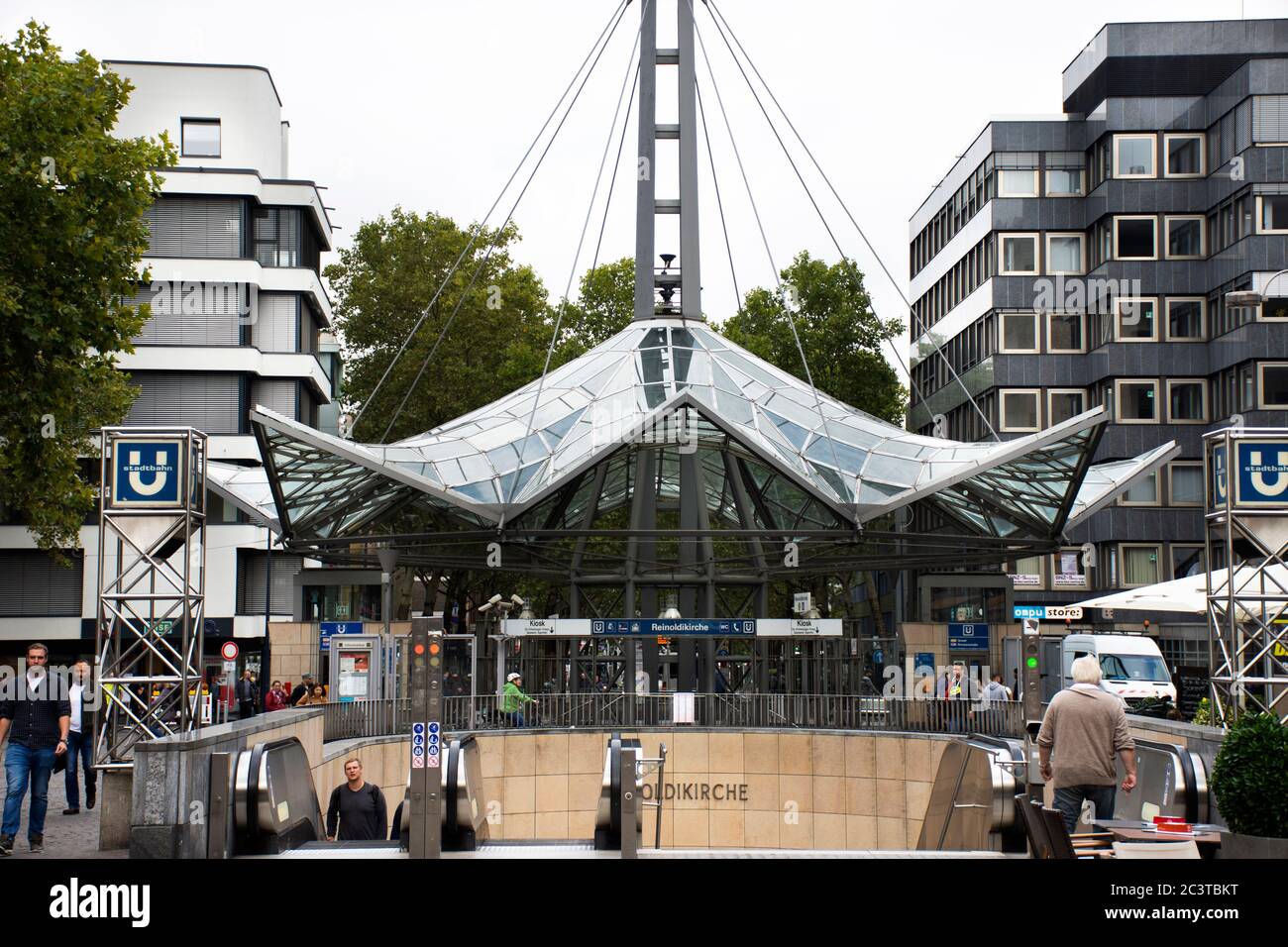 Deutsche und ausländische Reisende, die in der U-Bahn-Station Reinoldikirche hinaufgehen, fahren am 12. September 2 zur Ostenhellweg in Dortmund Stockfoto