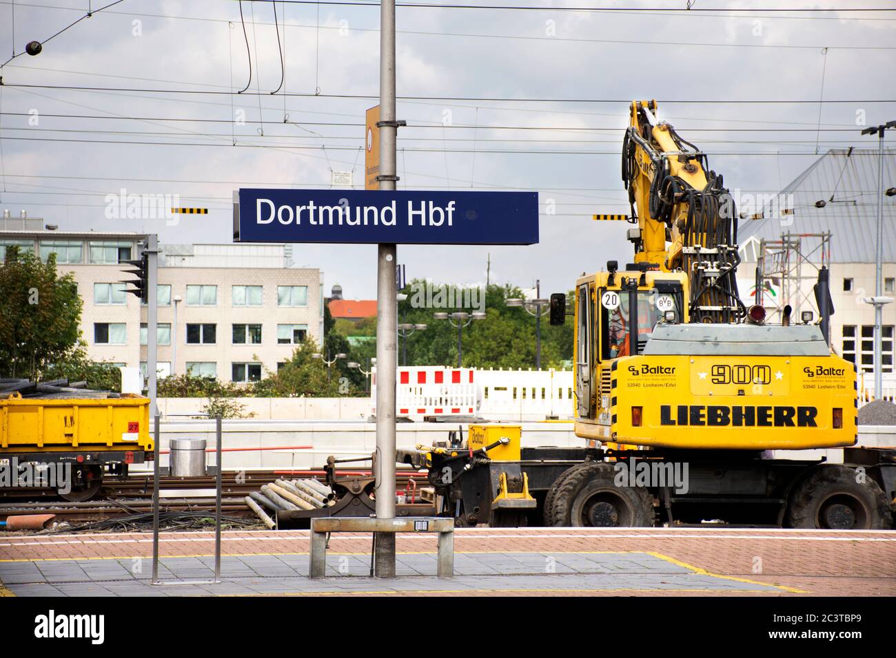 Baggerlader stoppen Arbeit warten deutsche Menschen bauen Eisenbahngleise auf der Baustelle im Dortmunder Hauptbahnhof am 12. September 2 Stockfoto