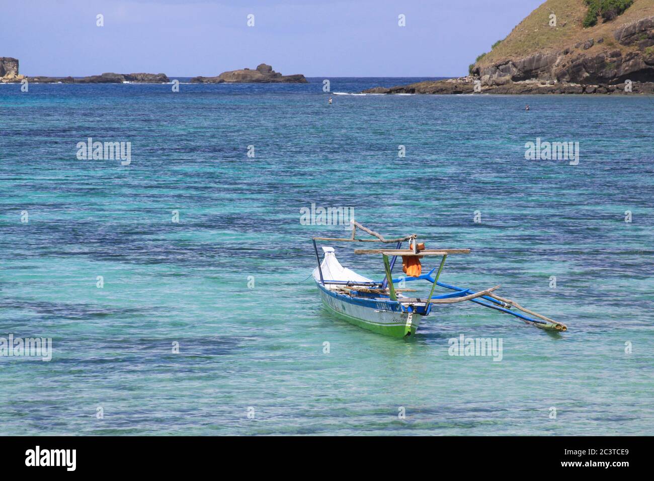 Indonesisches Jukung-Fischerboot in Kuta Lombok. Kuta Lombok ist ein exotisches Paradies auf der indonesischen Insel, mit wunderschönen weißen Sandstränden und cryst Stockfoto