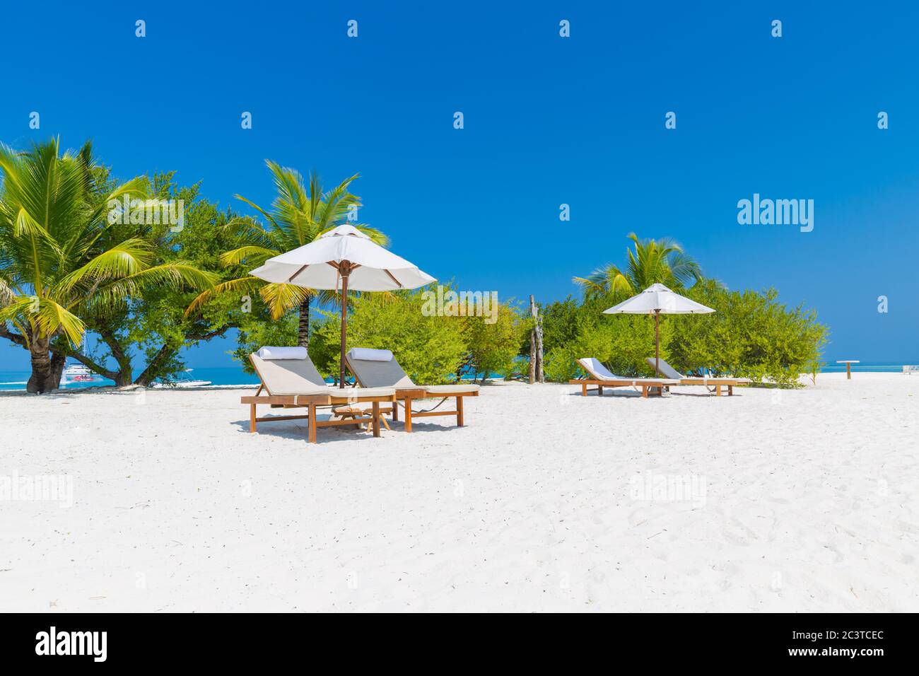 Idyllische tropische Strandlandschaft für Hintergrund oder Tapete. Design des Tourismus für Sommerurlaub Urlaubskonzept. Stockfoto
