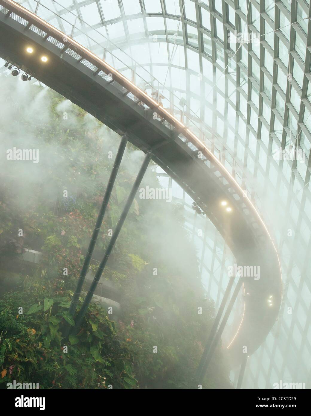 Innenansicht mit Sprühnebel. Gekühlte Konservatorien, Gärten an der Bucht, Singapur, Singapur. Architekt: Wilkinson Eyre Architects, 2011. Stockfoto