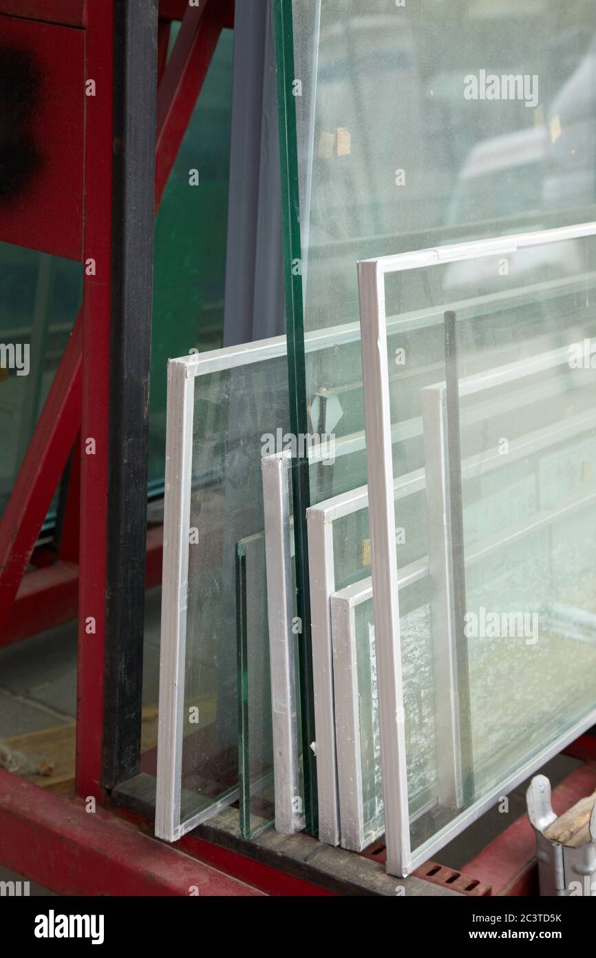 Fensterglas ist in einem Halter auf einer Baustelle Stockfoto