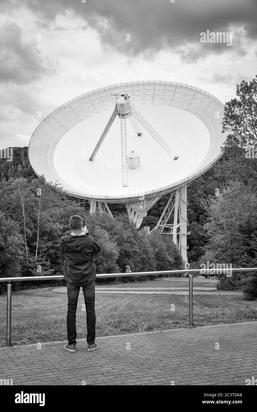 Radioteleskop Effelsberg bei Bad Münstereifel, Region Eifel, Nordrhein-Westfalen, Deutschland. das Radioteleskop Effelsberg nahe Bad Münstereifel Stockfoto