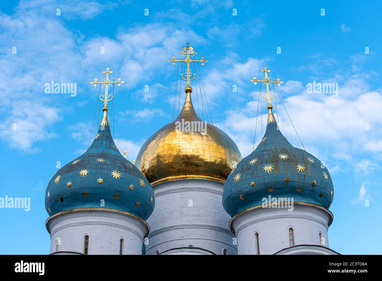 Teil einer alten orthodoxen russischen Kirche mit goldenem Kreuz und Kuppel in Trinity Lavra des Hl. Sergius in Sergijew Posad Stockfoto