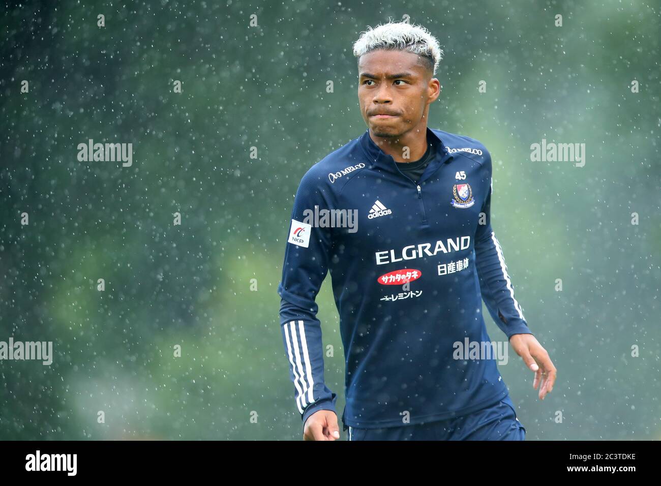 Kanagawa, Japan. Die japanische Fußballliga „J1 League“ wird am 4. Juli nach Ausbruch der Coronavirus-Krankheit hinter verschlossenen Türen wieder aufgenommen. Juni 2020. Ado Onaiwu (FMarinos) Fußball: Yokohama F.Marinos Training im Nissan Field Kozukue in Kanagawa, Japan. Die japanische Fußballliga J1 League wird am 4. Juli nach Ausbruch der Coronavirus-Krankheit hinter verschlossenen Türen wieder aufgenommen. Quelle: Yohei Osada/AFLO SPORT/Alamy Live News Stockfoto